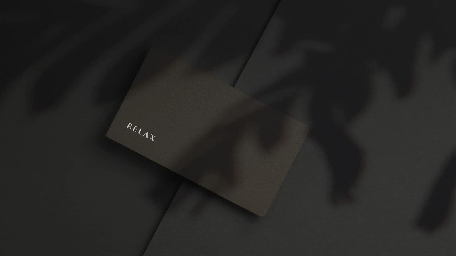 Bon cadeau Relax pour massages et soins haut-de-gamme, design noir avec ombre d'arbre, cadeau parfait bien-être.